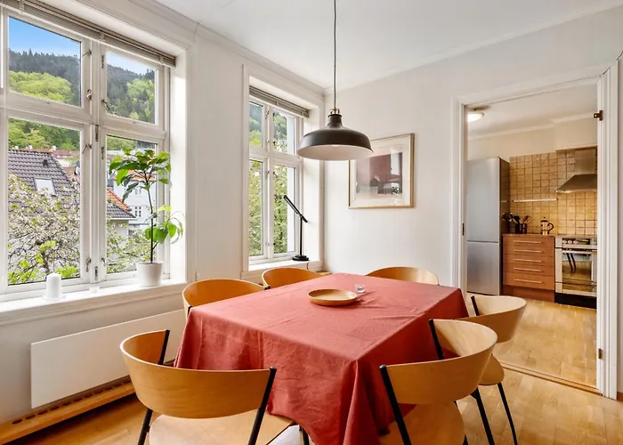 Spacious 3-bedroom For 8 By Bryggen