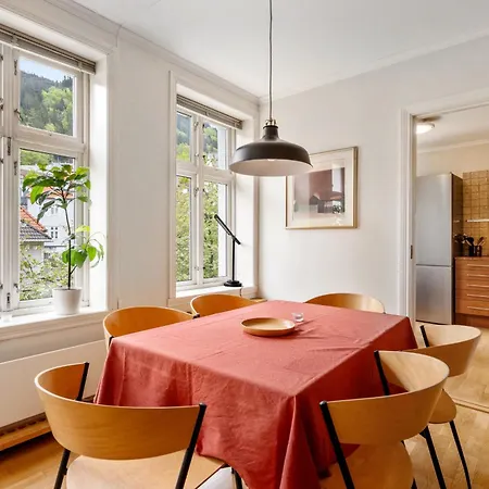 Spacious 3-bedroom For 8 By Bryggen